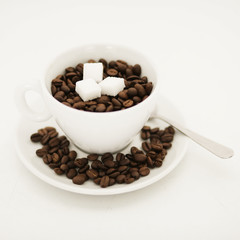 Kaffee Bohnen und Tasse