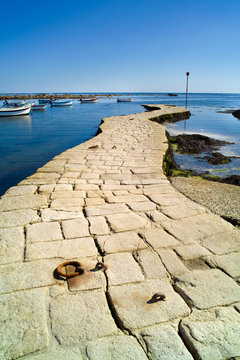 cale pr&egrave;s du port de penmarch en bretagne