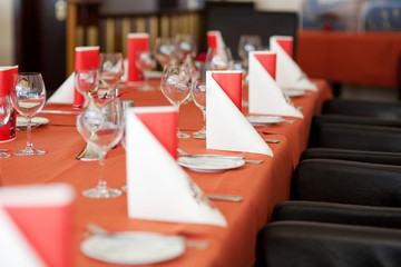 gedeckter tisch im restaurant