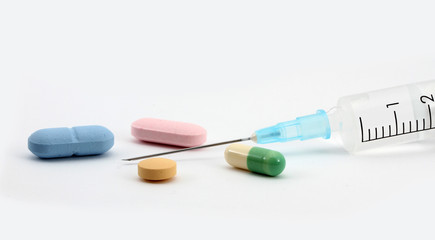 Medikamente und Spritze