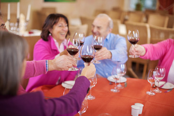 freunde stoßen mit rotwein an