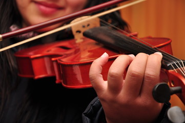 muchacha tocando su violín