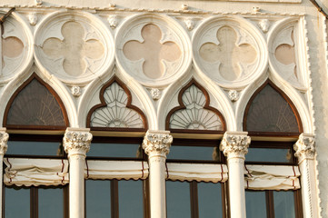 Naklejka premium ornate decoration above windows