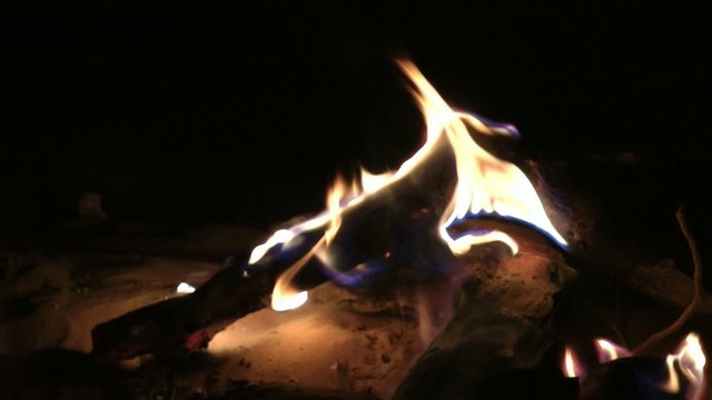 Lagerfeuer im Sand