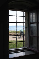 Fenêtre ouverte sur bord de mer