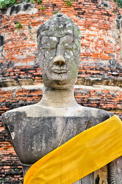 Ruin image of Buddha