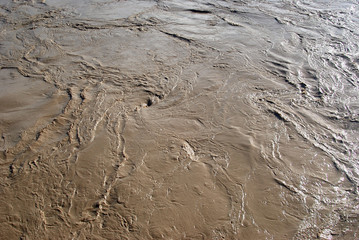 AGUA TURBIA, DESPUÉS DE LA LLUVIA. RÍO GUADALQUIVIR