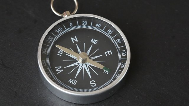 top view of rotating compass with flickering pointer