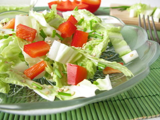 Salat aus Chinakohl und roter Paprika