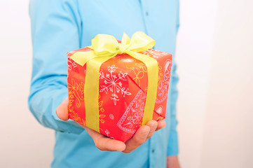 Blaues Hemd, rotes Geschenk