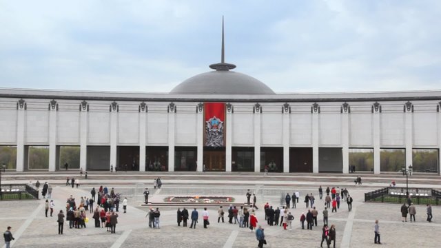 People walks to Poklonnaya Hill monument
