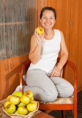 Obraz premium woman in white near table with apples