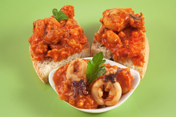 Crostini con sugo di seppie