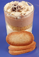 Mousse al cioccolato con biscotto