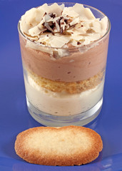 Mousse al cioccolato con biscotto