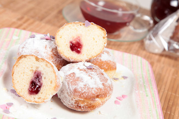 Krapfen/Berliner und ein Glas Tee