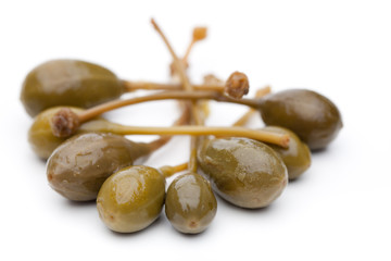 Eingelegte Kapernbeeren im Halbkreis