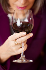 frau genießt rotwein