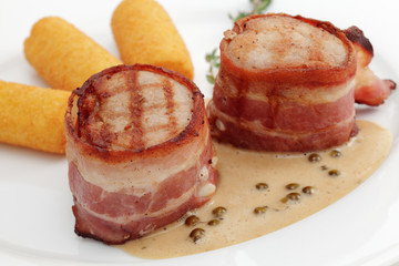 Schweinefilet Pfeffersoße,Kartoffelkroketten