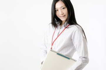 ノートPCを持つ女性社員