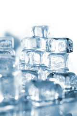 Eiswürfel fällt ins Wasser