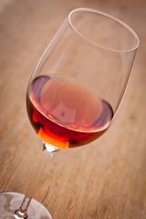 Ein Glas Wein zur Verkostung auf einem Holztisch