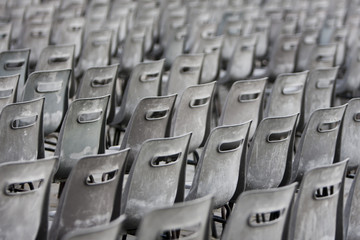 sillas de plastico grises