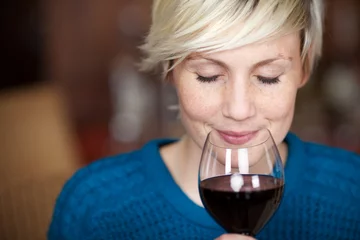 Crédence de cuisine en verre imprimé Bar femme souriante aime le vin rouge
