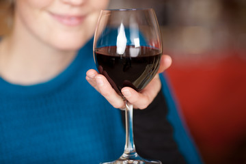 junge frau hält weinglas in der hand