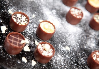Pralinenauswahl auf schwarzem Teller