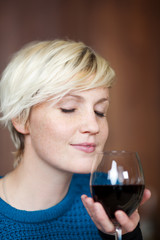 blonde frau mit rotwein