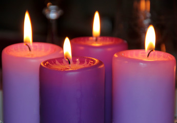 Advent: vier brennende Kerzen