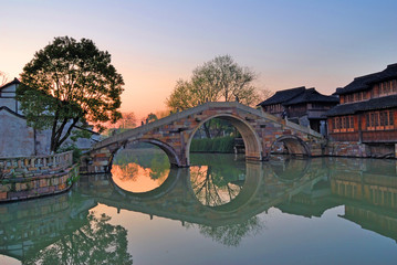 Naklejka premium Poranne światło w starej wiosce Shanghai Xizha
