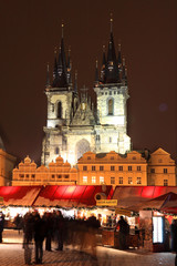 Fototapeta na wymiar Gothic Tyn Cathedral na ośnieżonych Starego Miasta w Pradze