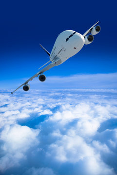 passagierflugzeug und über den wolken