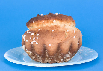brioche fait maison sur fond bleu