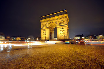 Fototapeta na wymiar Arc De Triumph w nocy