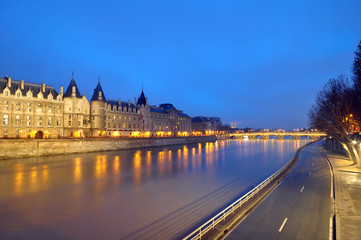 Fototapeta premium reflections of lights and buildings on the river seine