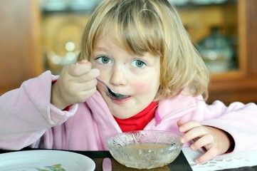 Kleinkind beim essen