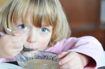 Kleinkind beim essen