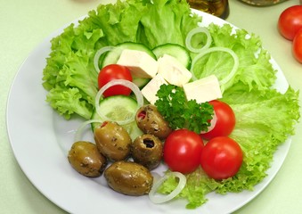 Salat mit Oliven und Schafskäse