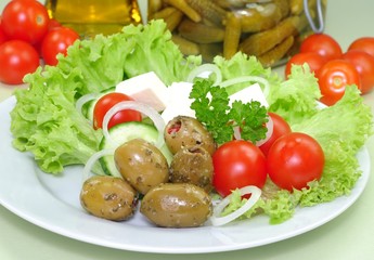 Salat mit Oliven und Schafskäse