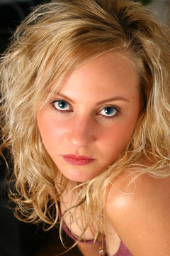 junge Frau - M&auml;dchen - Blonde Locken