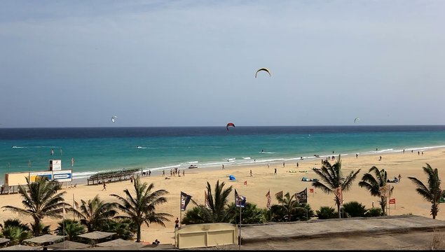 préparatifs de compétition de kitesurfeurs aux canaries
