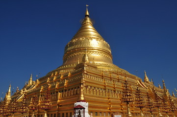 Myanmar sightseeing: Golden Shwezigon Pagoda Bagan