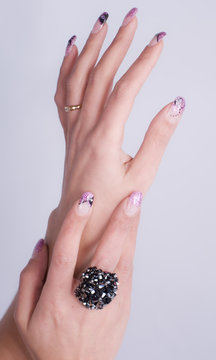 mains de femme et ongles d&eacute;cor&eacute;s