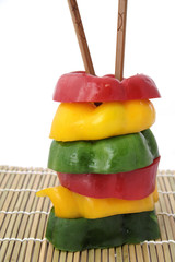 Poivrons multicolores sur fond blanc