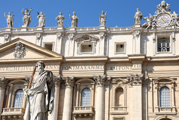 Fototapeta na wymiar Statue with sword against St.Peter Basilica