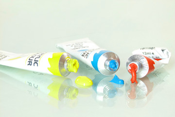 Farbtuben mit gelber, blauer und roter Farbe