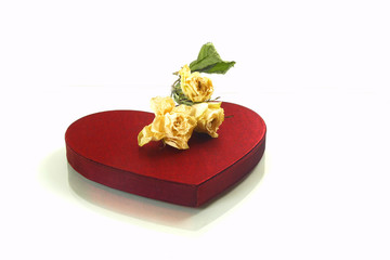 rotes Herz mit getrockneten weißen Rosen